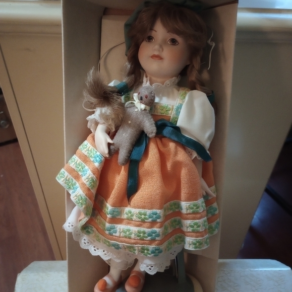 VINTAGE Franklin Heirloom Porcelain Doll Gretel - Picture 1 of 3
